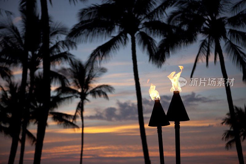 夕阳下的Tiki Torch Flames